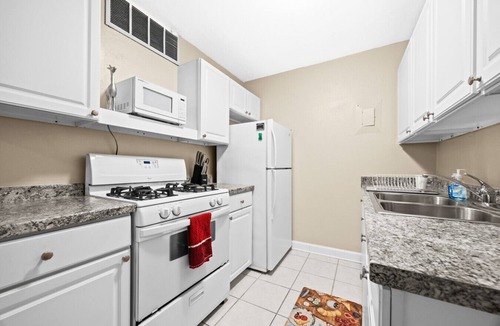Gainesville Apartment | 1BR/1B walking distance to Shands/UF/VA, Pool!