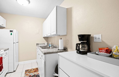 Gainesville Apartment | 1BR/1B walking distance to Shands/UF/VA, Pool!