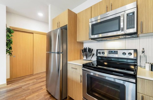 Downtown Apartment | 1BR 1BA+Den with AC| Redmond| Fit for Long Stays-4