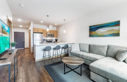 Downtown Apartment | 1BR 1BA+Den with AC| Redmond| Fit for Long Stays-4