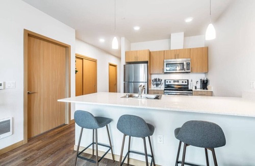 Downtown Apartment | 1BR 1BA+Den with AC| Redmond| Fit for Long Stays-4