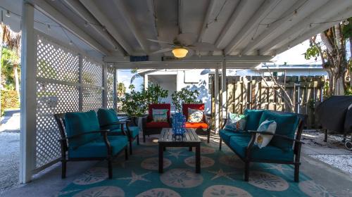 Pass-a-Grille House | 1BR 1BA NorthStar Bungalow. Just Steps to the beach and the bay.