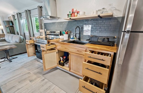 Central Oklahoma City Apartment | 1BR 4 mins from St. Anthony with a dedicated desk — built for work stays #14B