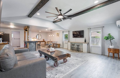 Central Oklahoma City Apartment | 1BR 4 mins from St. Anthony with a dedicated desk — built for work stays #14B