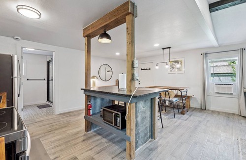 Central Oklahoma City Apartment | 1BR 4 mins from St. Anthony with a dedicated desk — built for work stays #14B