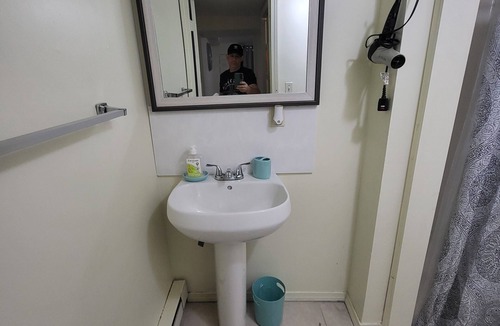 The Hill Apartment | 1br apartment within walking distance from Cedar and York St