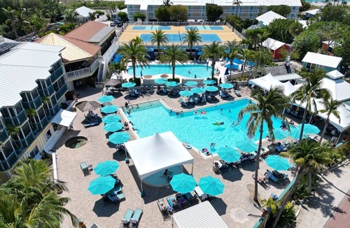 Captiva Hotel | 1BR Bay View Unit | Free Parking | Onsite Pools | Close to the Beach!
