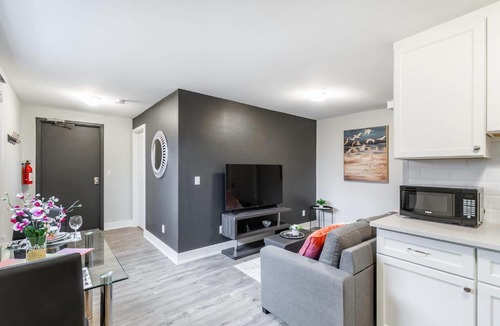 Central Hamilton Apartment | 1BR - Boutique Apt with Netflix - Prime Location