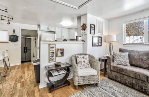 Southwest Colorado Springs House | 1BR Charming Cottage Near Broadmoor, Zoo, and more