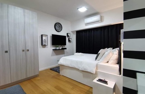 Mandaluyong Apartment | 1br condo with rooftop pool and netflix