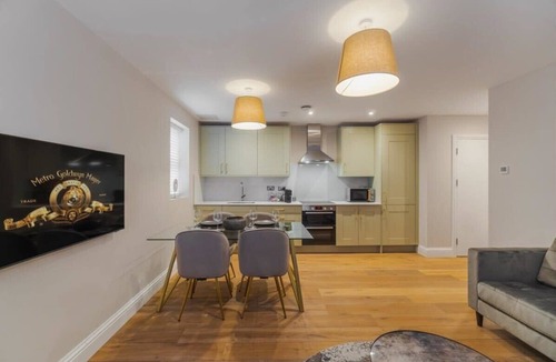 Windsor Apartment | 1BR Gem, Private Parking - VAT Q - By Tempstay
