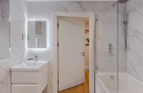 Windsor Apartment | 1BR Gem, Private Parking - VAT Q - By Tempstay