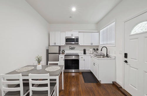 Oxnard House | 1BR Guest House | Poolside Dining | Near Beaches