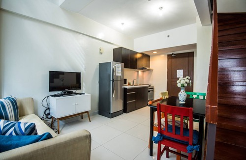 Legazpi Village House | 1BR Loft in the heart of Makati (L8)