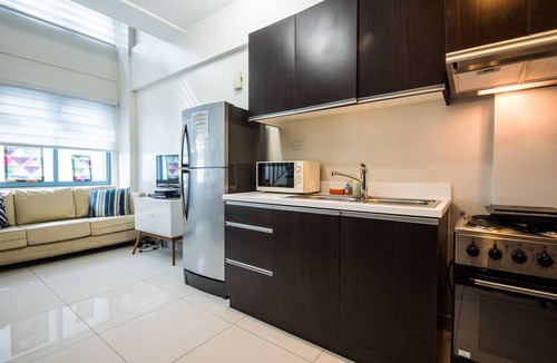 Legazpi Village House | 1BR Loft in the heart of Makati (L8)