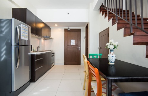 Legazpi Village House | 1BR Loft in the heart of Makati (L8)