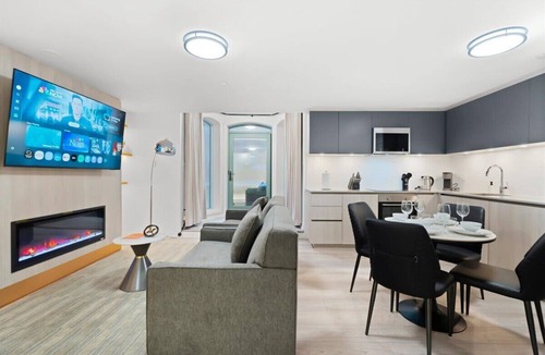 Toronto Entertainment District Apartment | 1BR Lower Boutique Suite Sleeps 4 WiFi+Parking