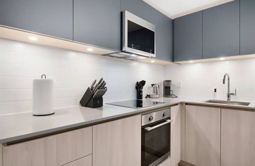Toronto Entertainment District Apartment | 1BR Lower Boutique Suite Sleeps 4 WiFi+Parking