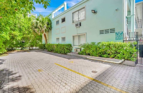 West Avenue Apartment | 1BR Miami Beach Apt with 3 Queens plus Free Parking