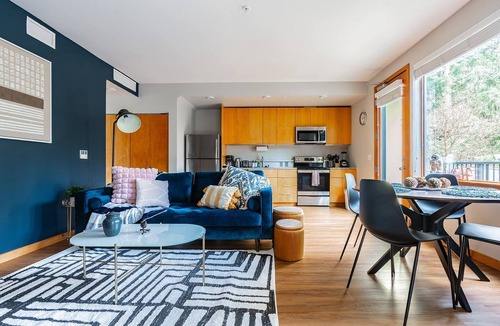 Northwest Bellevue Bed & Breakfast | 1BR | Modern, Chic, AC | Bellevue | Sophari East A