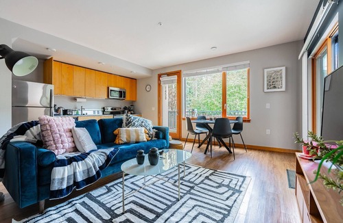Northwest Bellevue Bed & Breakfast | 1BR | Modern, Chic, AC | Bellevue | Sophari East A