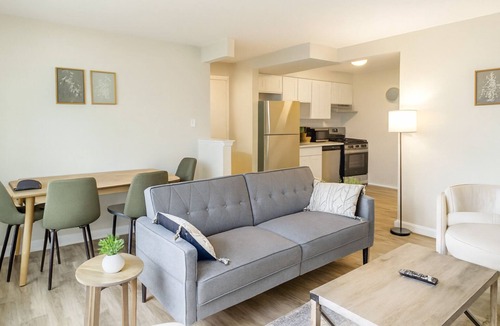 Des Plaines Apartment | 1BR Modern Retreat w/Free Parking Near Airport