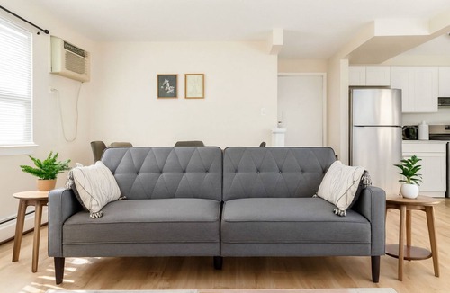 Des Plaines Apartment | 1BR Modern Retreat w/Free Parking Near Airport