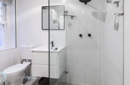 Potts Point Apartment | 1BR Potts Point Apt Close to Eateries and Shops