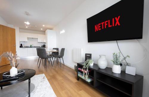 Gillingham Apartment | 1BR River View - Parking - Sleeps 4