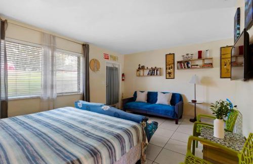 Downtown Hollywood Apartment | 1BR Studio Parking, BBQ, Garden In Hollywood