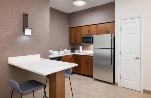 Williamsburg Hotel | 1BR Suite | Mariott Williamsburg | Colonial Wburg, W&M, Busch Gardens