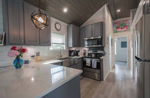 Upward House | 1BR Tiny Home w/King Bed + Outdoor Space