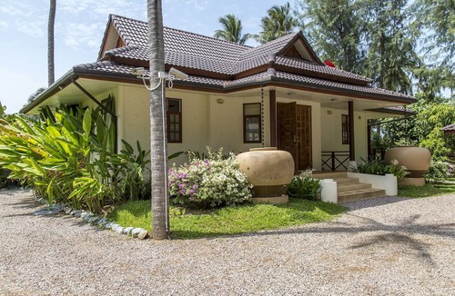Na Mueang Villa | 1BRM Beachfront Villa with pool & garden