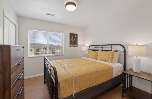 Moab South Valley House | 1J Top Floor Moab RedCliff Condo POOL & HOT TUB