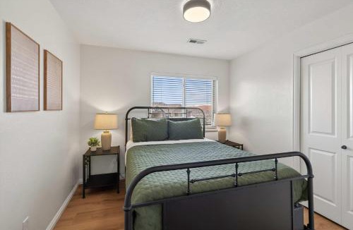 Moab South Valley House | 1J Top Floor Moab RedCliff Condo POOL & HOT TUB