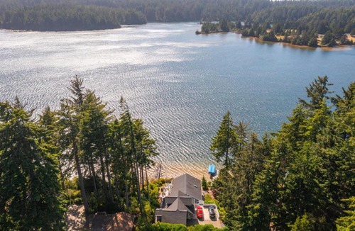 Dunes City House | 1M-Dollar Lakefront View, Private Dock, Kayaks, Hot Tub, Game Room, BBQ, Family