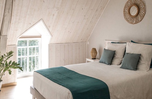 Chammes House | 1st floor bedroom - garden view