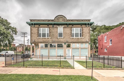 The Gate Apartment | 1st Floor King- Less than From 5 Miles From BJC- Unit D
