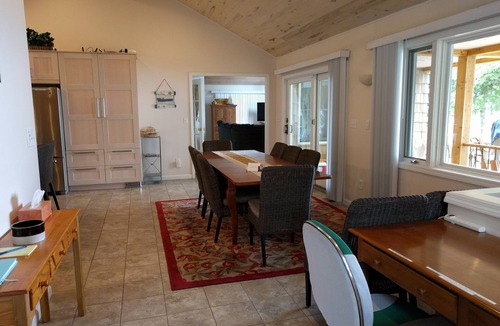 Ellsworth House | 1ST WEEK AUGUST OPEN 200' SUNSET BEACH MODERN HOUSE WIFI FIREPLACE PET FRIENDLY