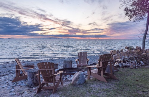 Ellsworth House | 1ST WEEK AUGUST OPEN 200' SUNSET BEACH MODERN HOUSE WIFI FIREPLACE PET FRIENDLY