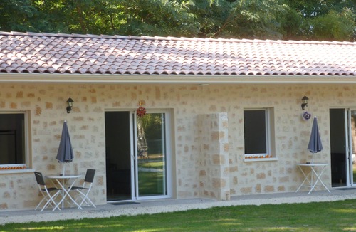 Saint-Pardon-de-Conques Apartment | 2/4-person gîte with small garden and shared swimming pool