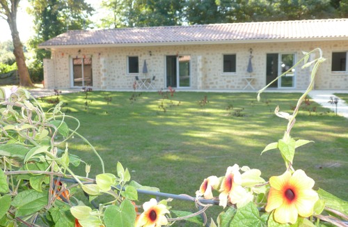Saint-Pardon-de-Conques Apartment | 2/4-person gîte with small garden and shared swimming pool