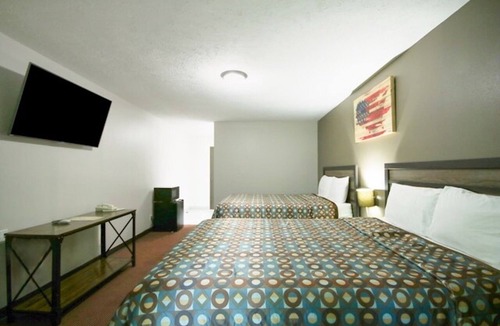Glenwood Hotel | 2 Accommodations near Hwy 34 & Pony Creek Park | Large Room for Group Travel
