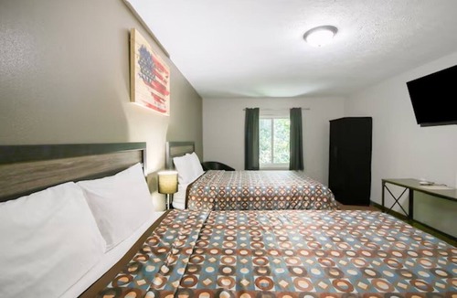 Glenwood Hotel | 2 Accommodations near Hwy 34 & Pony Creek Park | Large Room for Group Travel