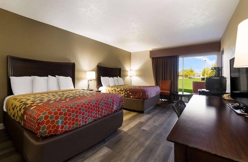 Perry Hotel | 2 Accommodations near Georgia Artisan Center | Free Parking | Pet Friendly
