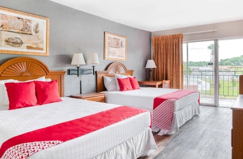 Silver Springs Hotel | 2 Accommodations near Appleton Museum of Art with Outdoor Swimming Pool