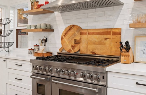Loomis House | 2-acre Modern Boho Creekside Country Retreat (sleeps 14)