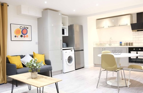 Earls Barton House | 2 Adjoining Spacious Homes w Garden - Sleeps 14