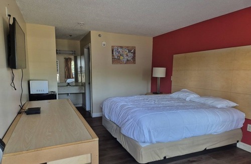 Chickamauga Hotel | 2 Affordable Queen Rooms Perfect for Local Adventures & Family Escapes