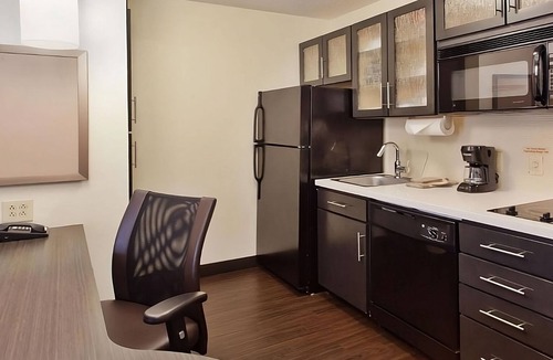 North Olmsted Hotel | 2 Affordable Units! Near Cleveland Hopkins International Airport, Pets Allowed